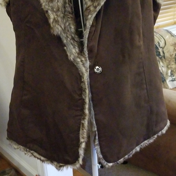 🌹Faux fur and suede vest💚 - Picture 3 of 8